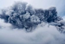 Vulcão da Indonésia entra em erupção e envia nuvem de cinzas 3,5 km para o céu