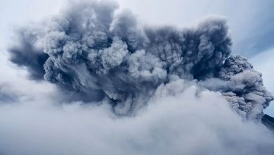 Vulcão da Indonésia entra em erupção e envia nuvem de cinzas 3,5 km para o céu